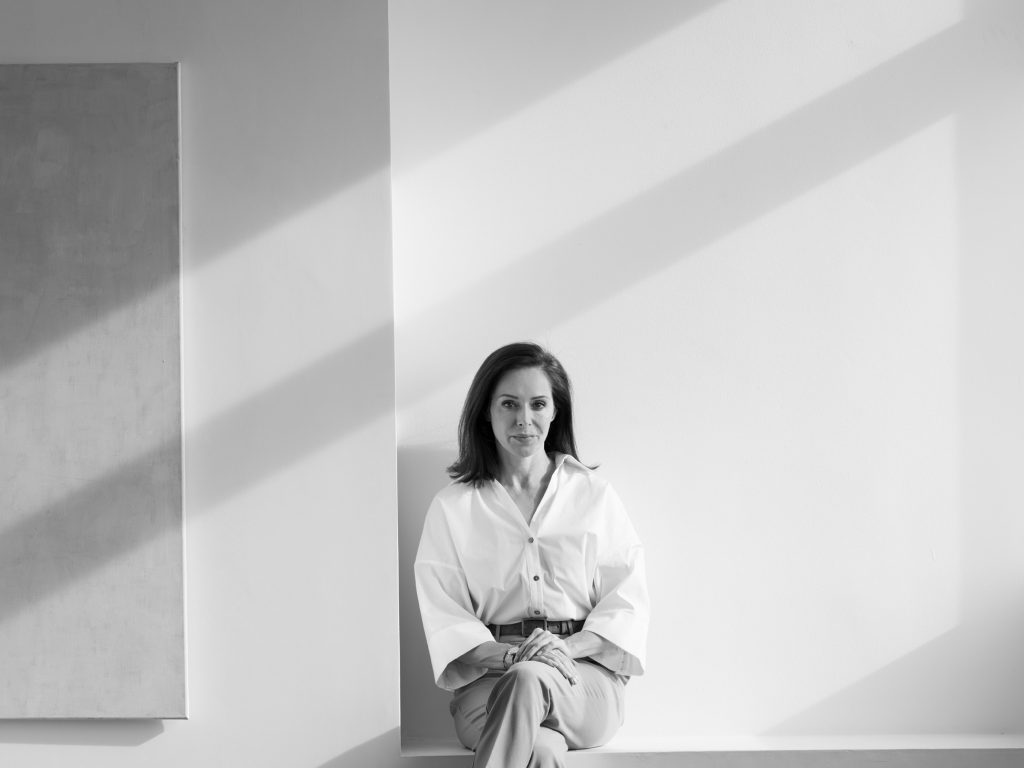 Naturalne światło padające przez okno – kobiecy portret w monochromatycznej tonacji