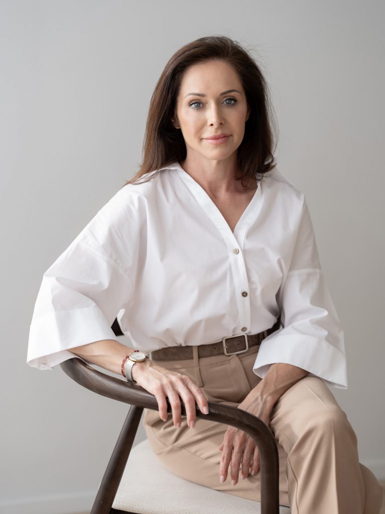 Profesjonalna sesja wizerunkowa w białym wnętrzu – elegancja i spokój