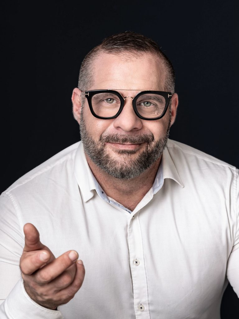 Zdjęcie biznesowe z charakterem – dynamiczny portret wspólnika firmy, Warszawa.

