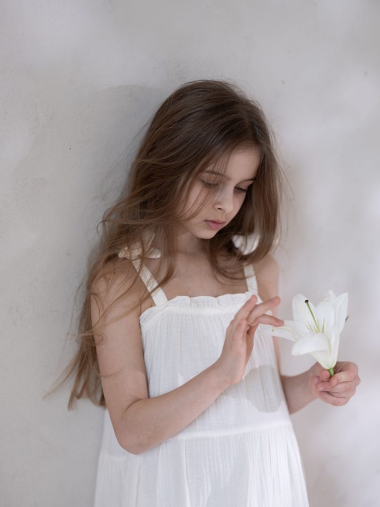 Dziewczynka z lilią, poetycki portret do portfolio artystycznego