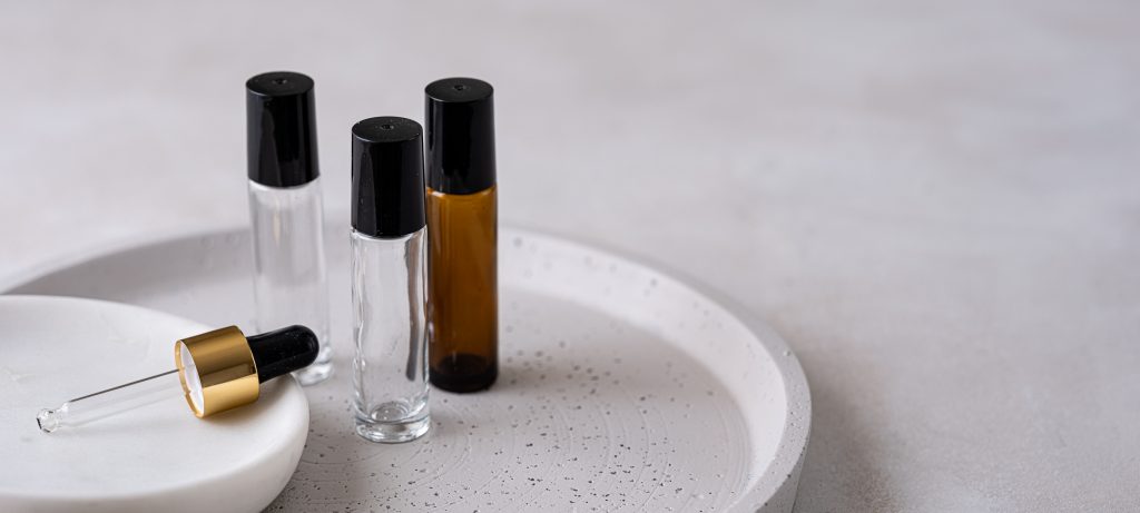 buteleczki rollon do olejków, naturalna taca, kremowe tło