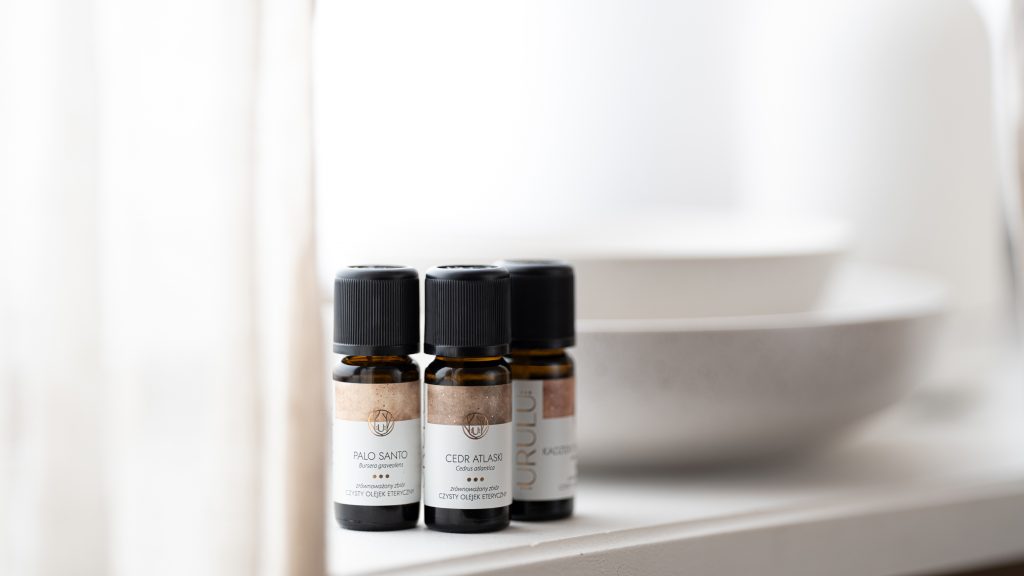 naturalne olejki eteryczne urulu na parapecie, jasne wnętrze, dużo swiatła