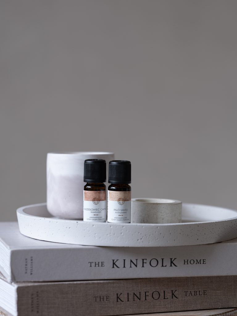 olejki eteryczne i świeca sojowa w jasnym wnętrzu, naturalny dom, sesja produktowa Warszawa