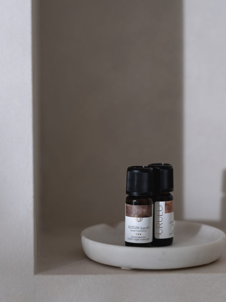 olejki naturalne, aromaterapia, piękne wapienne śćiany kalklitir, sesja produktowa