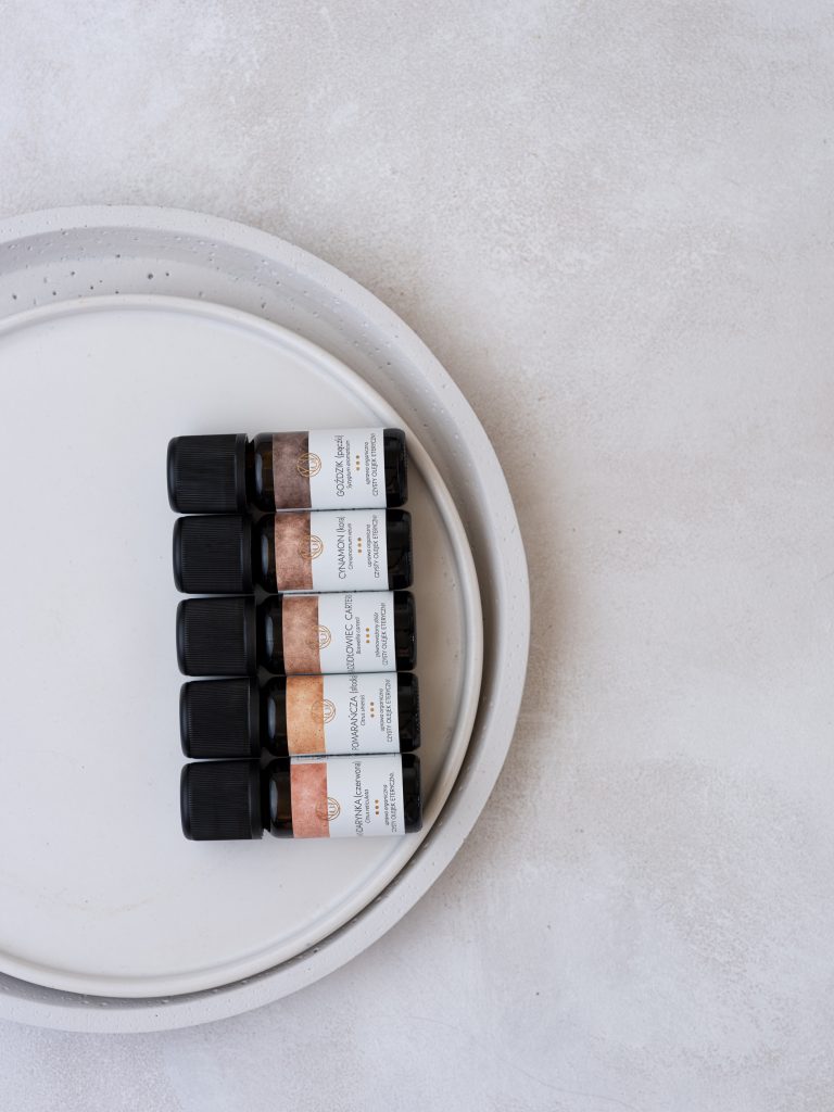 Olejki naturalne do aromaterapii, zestaw na tacy, naturalne kolory, sesja brandingowa Warszawa