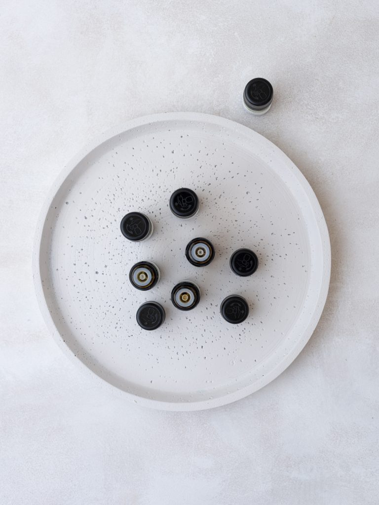 otwarte buteleczki z olejkami naturalnymi