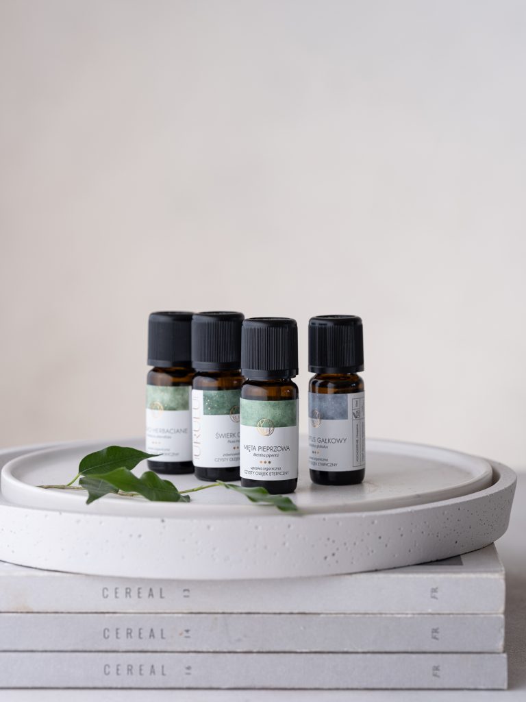 olejki eteryczne na jasnej tacy z gałązką, naturalny dom, eko dom, aromaterpia - sesja brandingowa