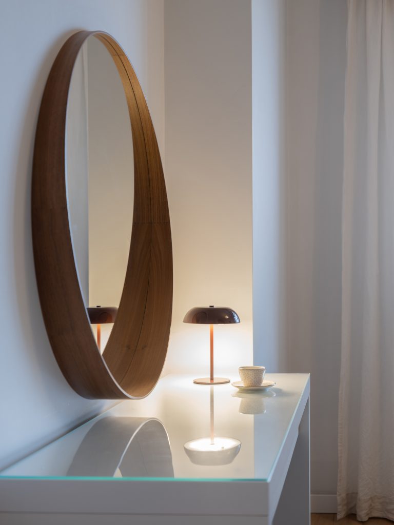 fotografia wnętrz Warszawa - detal lampka i lustro