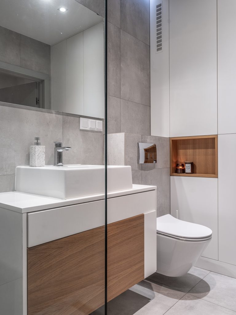 łazienka drewno i szarości -fotografia wnętrz Warszawa