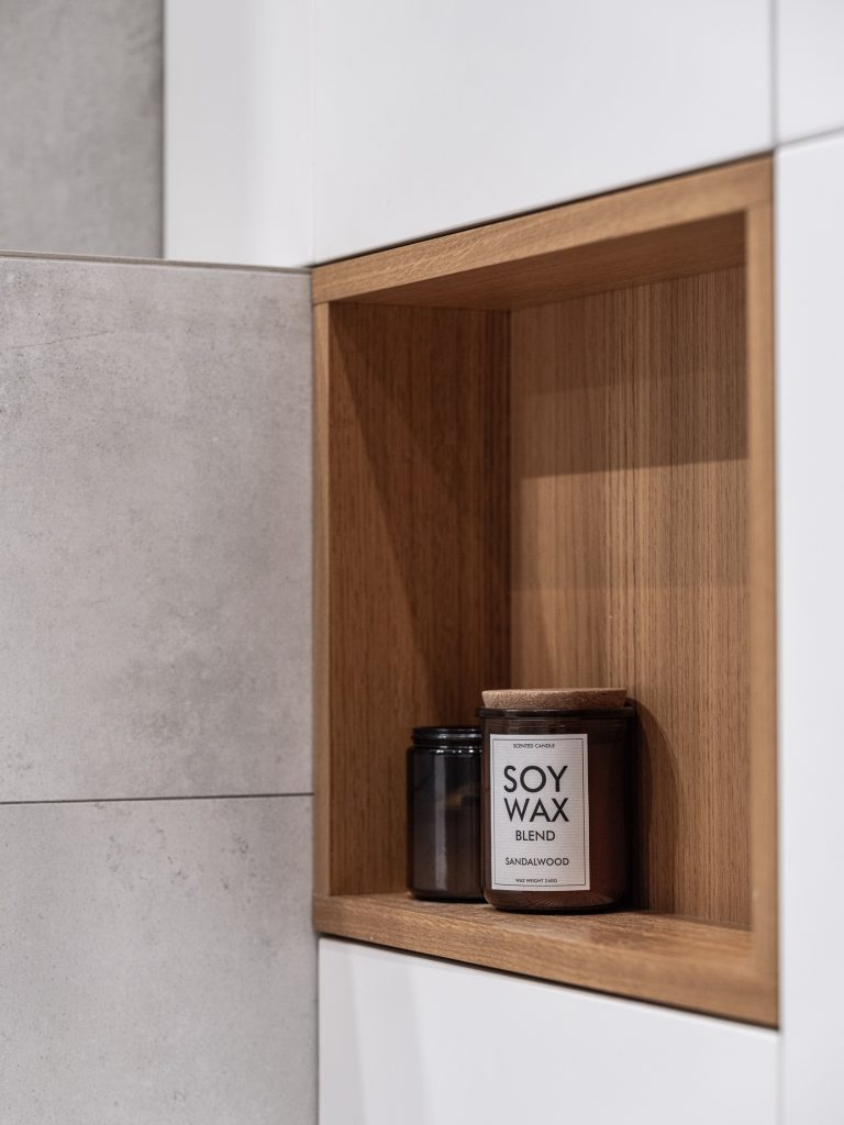 łazienka drewno i szarości -fotografia wnętrz Warszawa