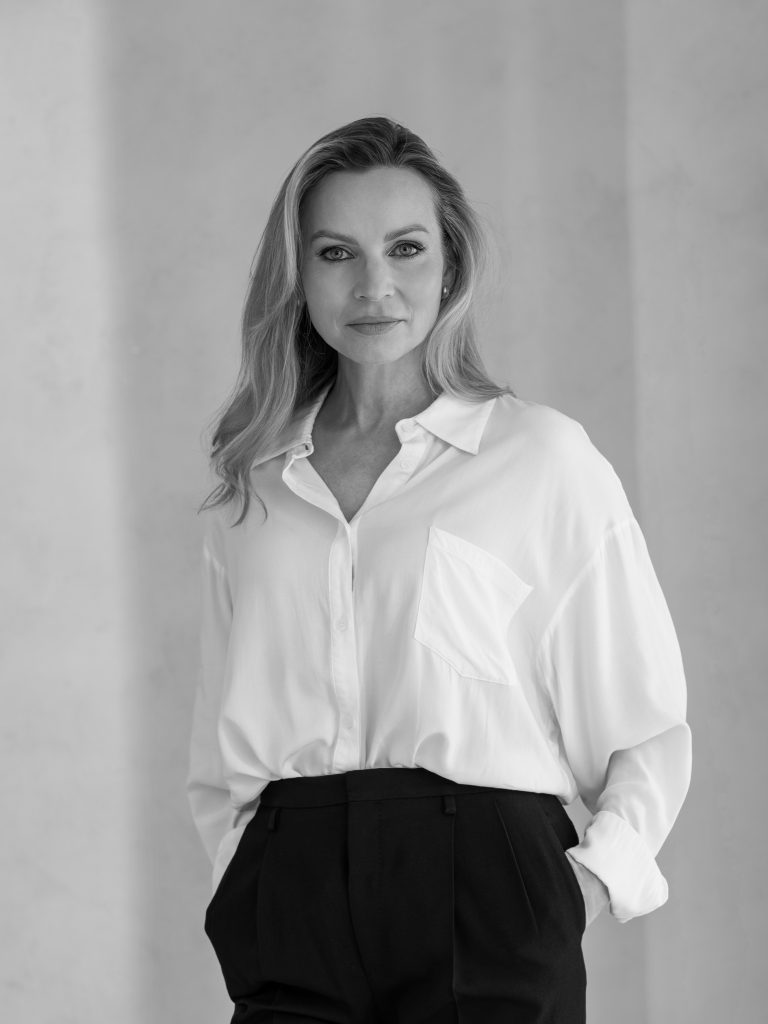 silna, zdecydowana kobieta - czarno białe zdjęcie w białej koszuli