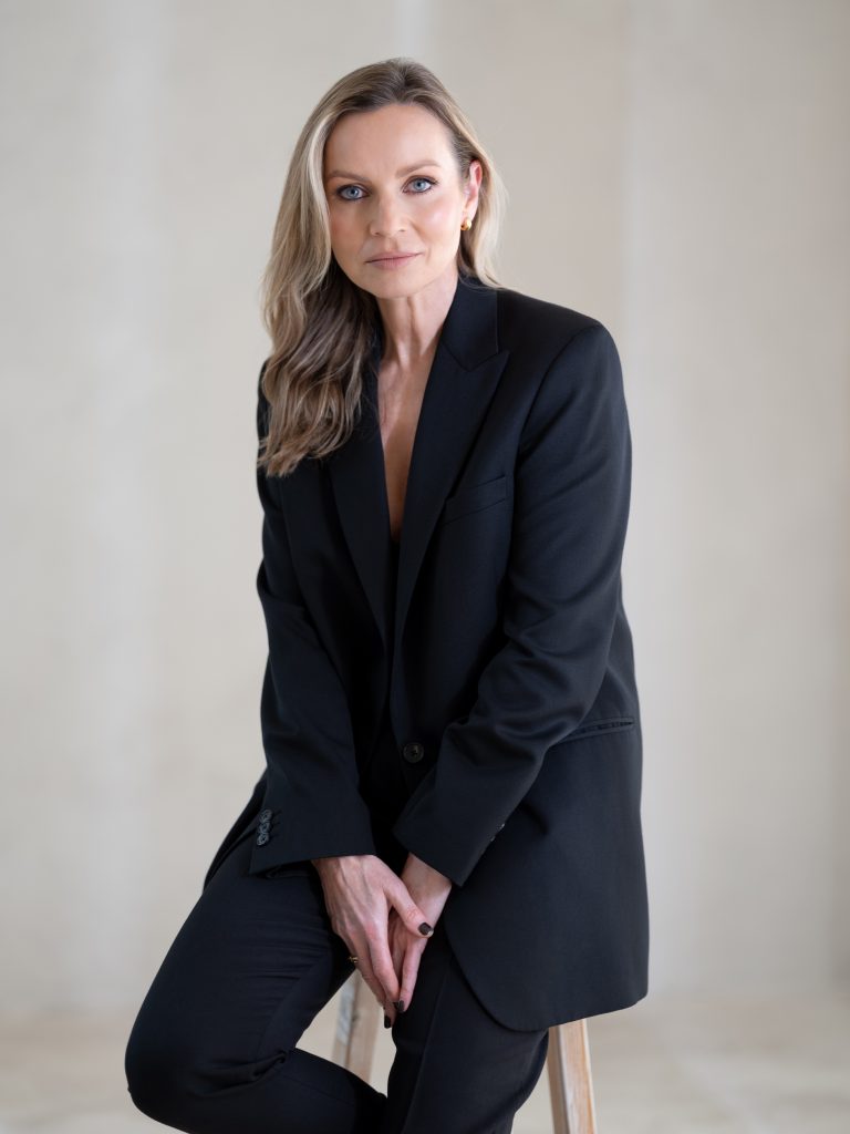 kobieta w czarnej marynarce - sesja wizerunkowa