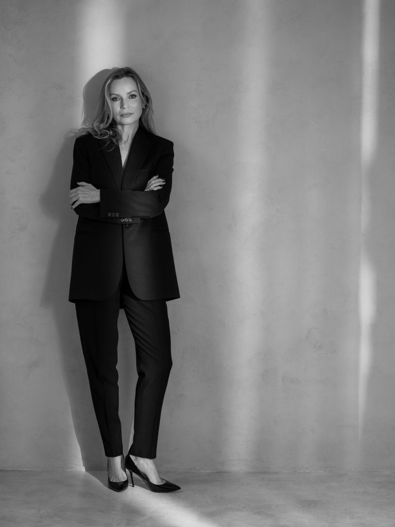 portret kobiety w ciemnym garniturze