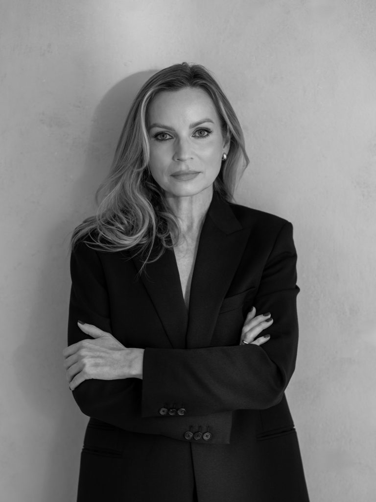 czarno biały portret kobiety - czarna marynarka