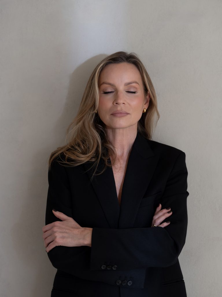 kobieta z zamkniętymi oczami