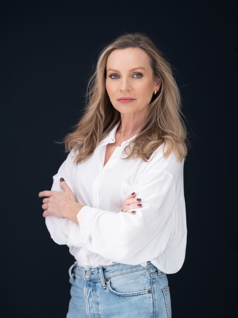 klasyczny portret biznes w białej koszuli