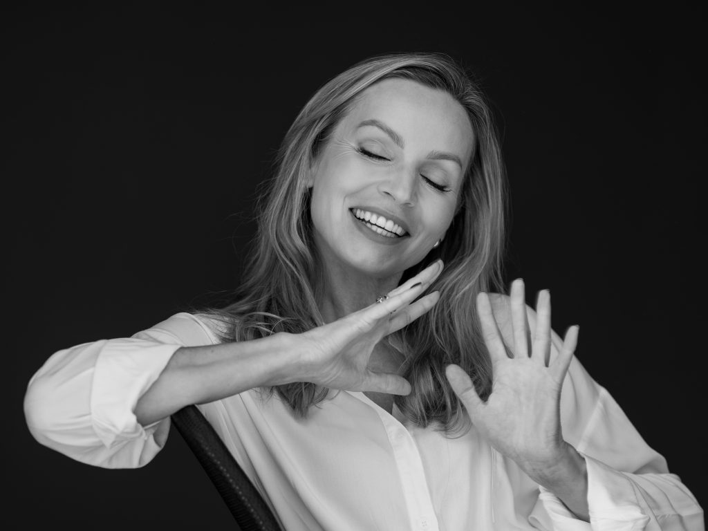 gestykulująca uśmiechnięta twarz pięknej kobiety