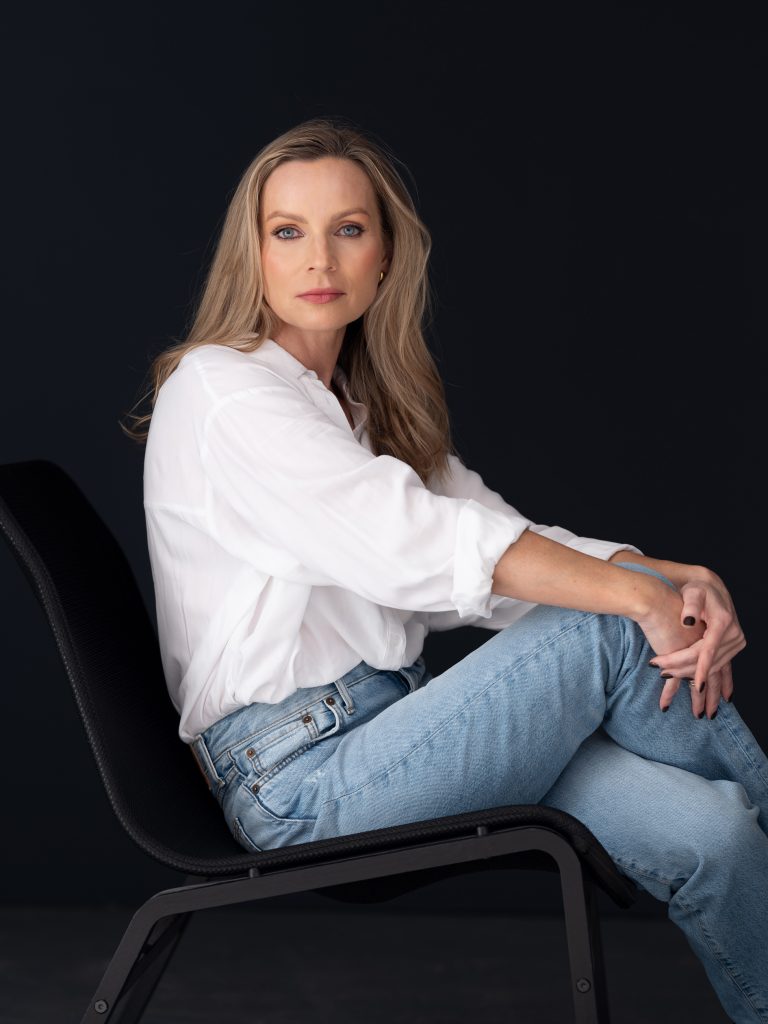 poza biznesowa portretowa z charakterm, kobieta w białej koszuli i jeansach