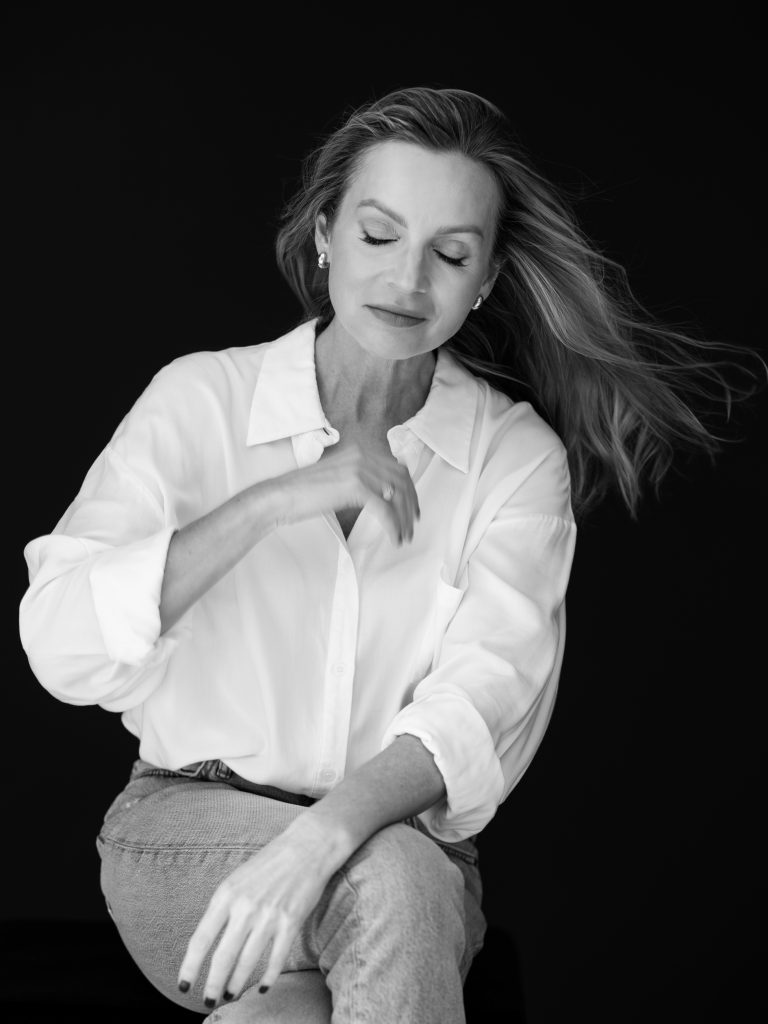 roześmiana twarz, zamknięte oczy wyjątkowy portret kobiecy