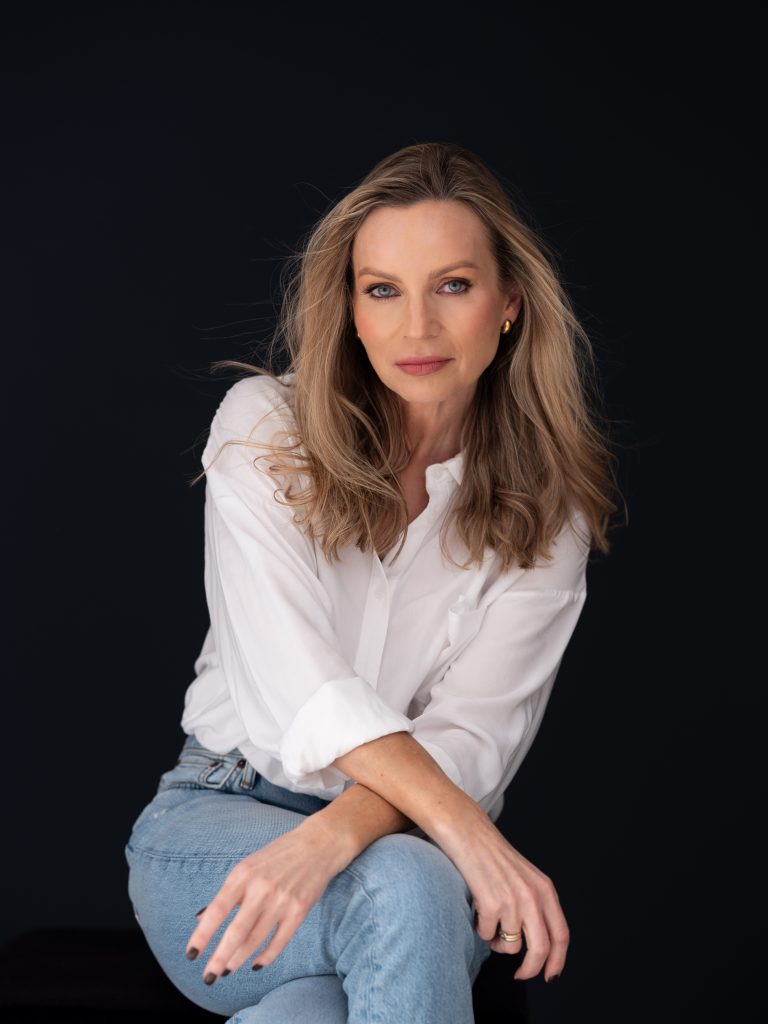 klasyczny portret biznes - kobieta w białej koszuli i jeansach