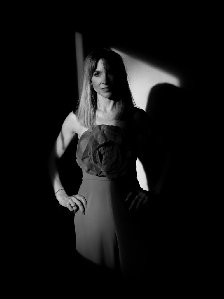 sesja kobieca, mocny kontrast, światło wpadające z okna