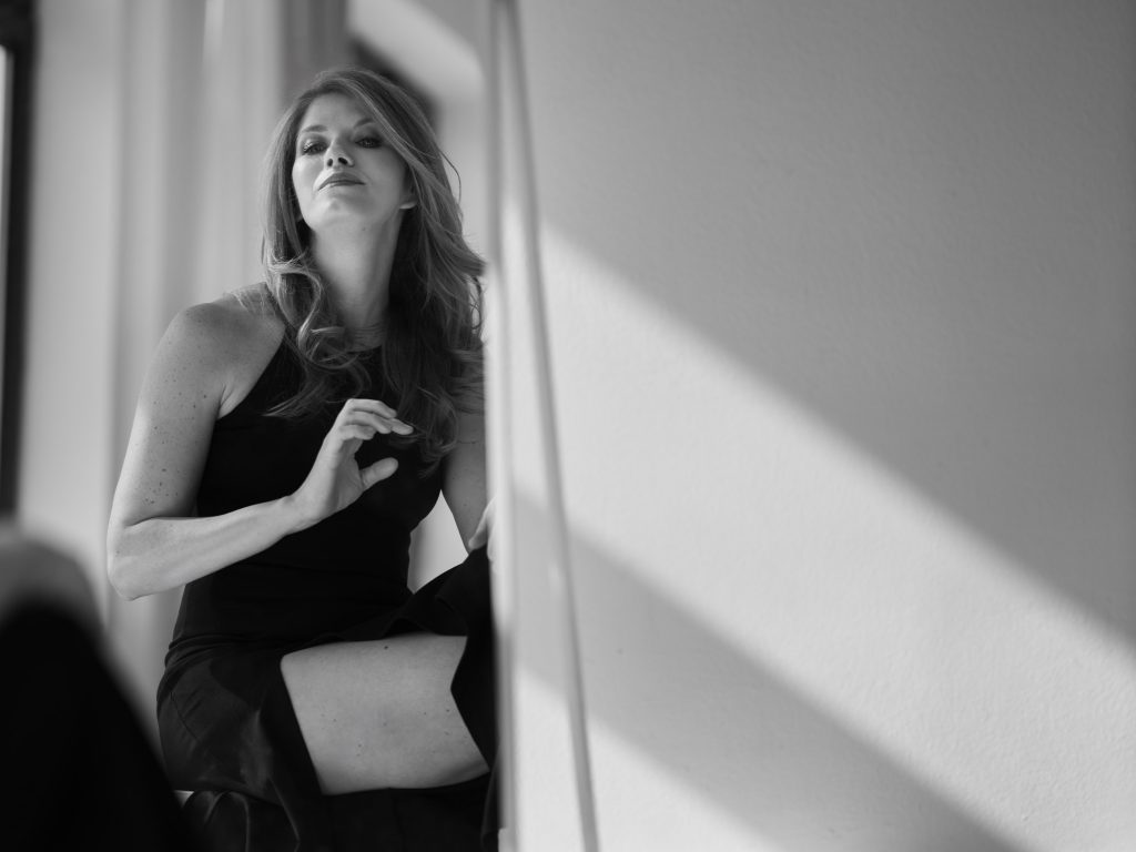 piękna. seksowna kobieta z długimi włosami przeglądająca się w lustrze