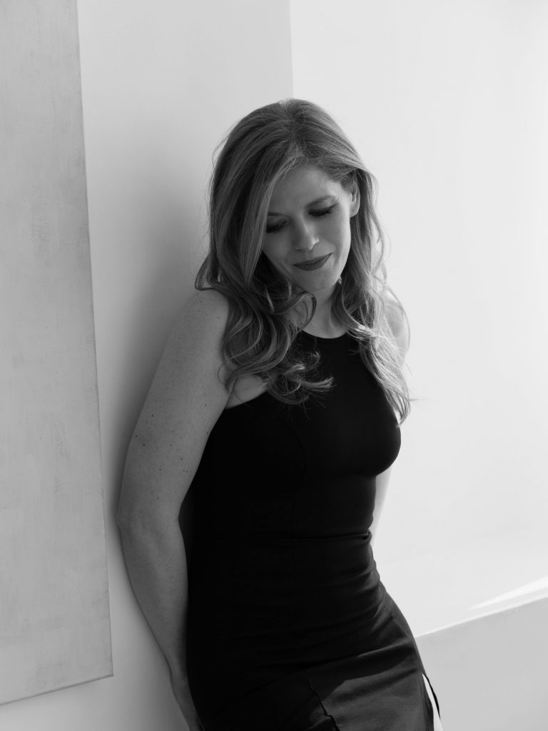 portret kobieta patrząca w dół, piękna, zmysłowa z długimi włosami