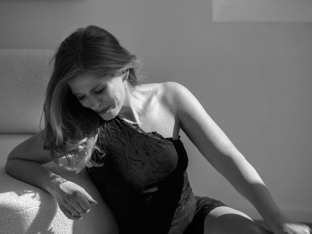 śmiejąca się kobieta patrząca w dół, sesja kobieca