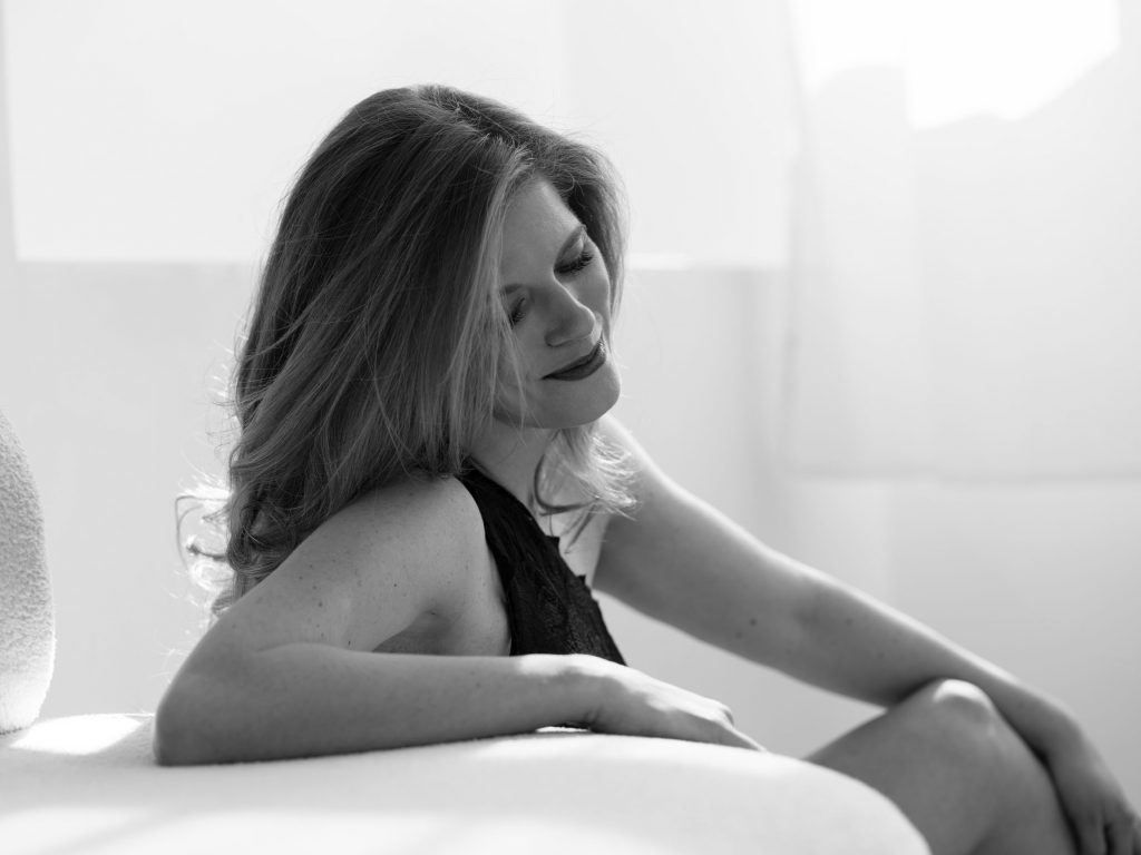 kobieta zarzuca pięknymi długimi włosami, czarno biały portret