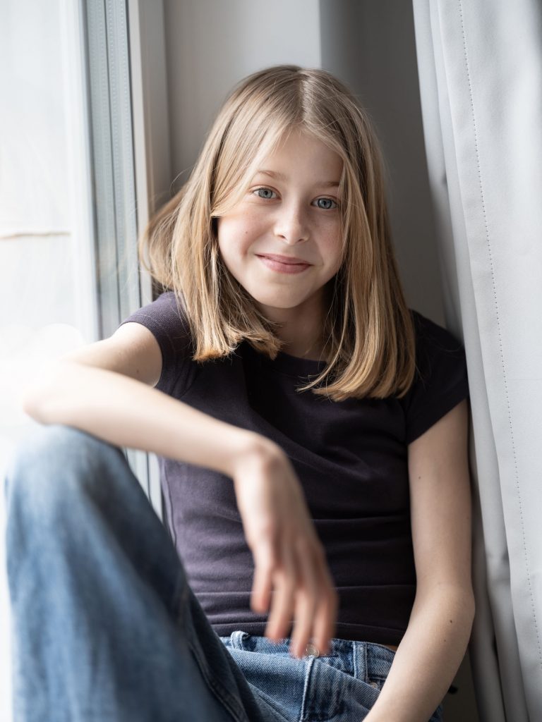 portret dziewczynki, proste blond włosy, uśmiech
