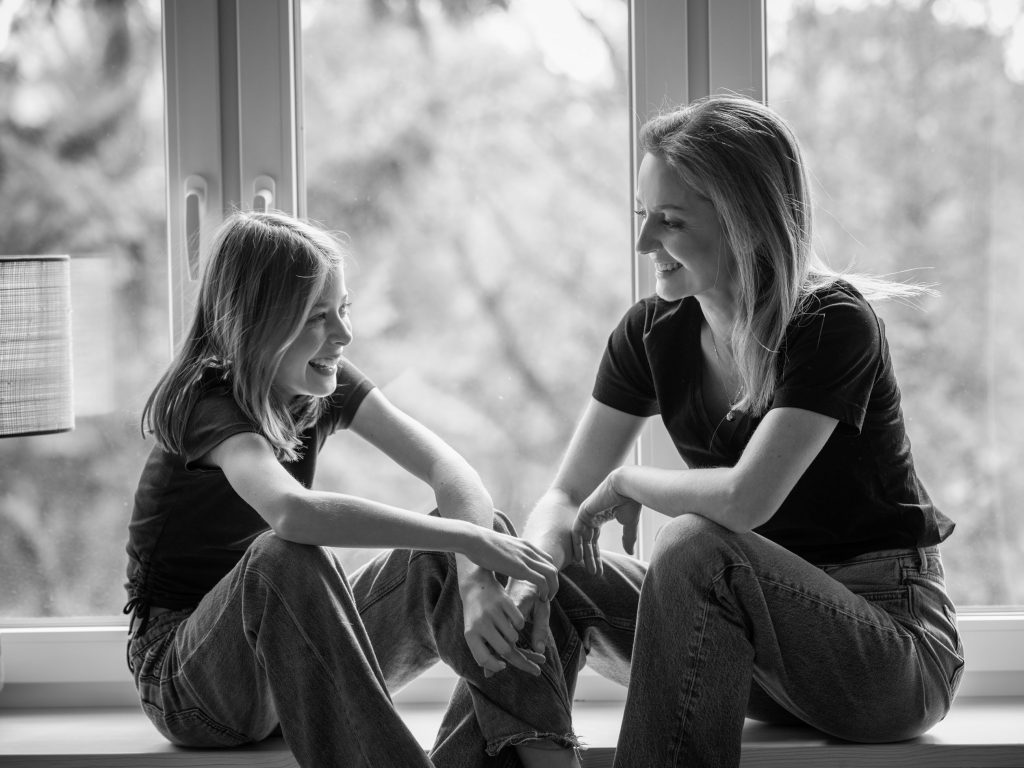 sesja w jeansach i czarnych t-shirtach, mama i córka naturalnie, sesja na dzień matki