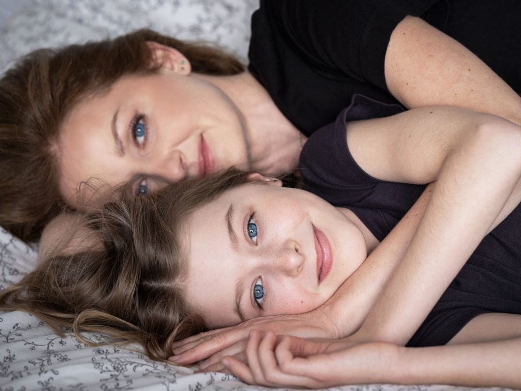 piękny portret matka i córka, kolorowe ujęcie, sesja na dzień matki
