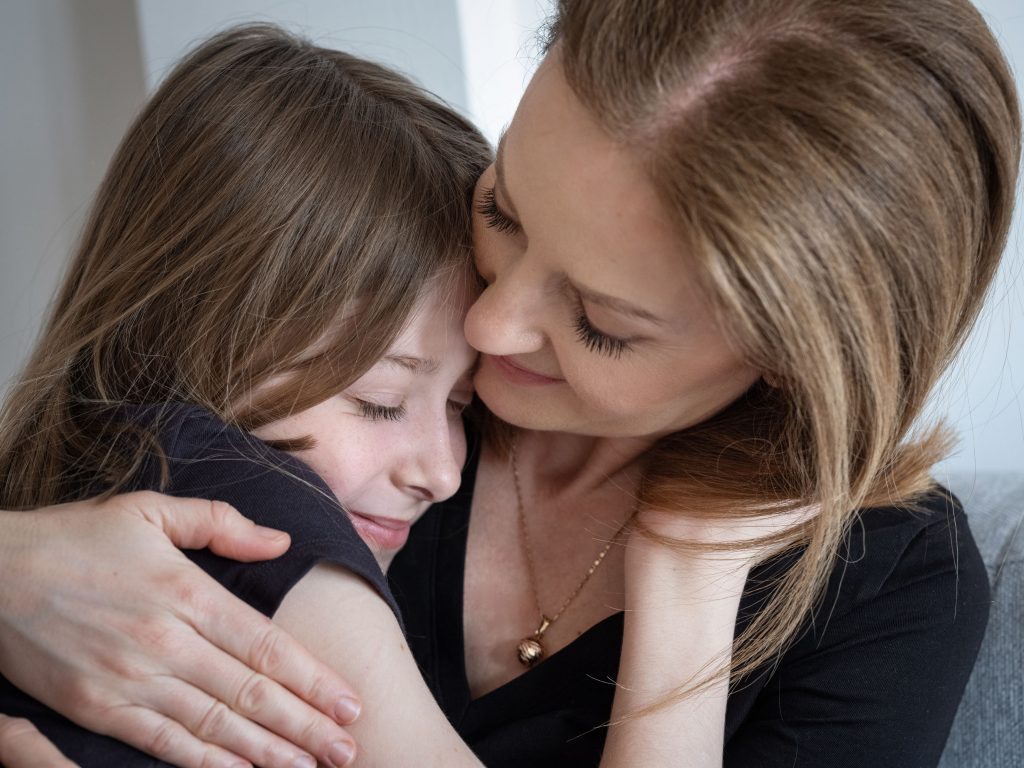 zbliżenie, przytulone do siebie mama i córka, piękna sesja pamiatka na lata
